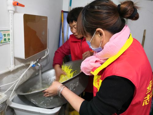 漓江路社区饺香迎冬至 温情暖人心